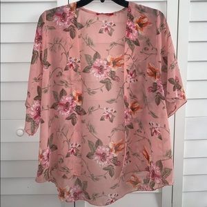 Beautiful floral short kimono💐.